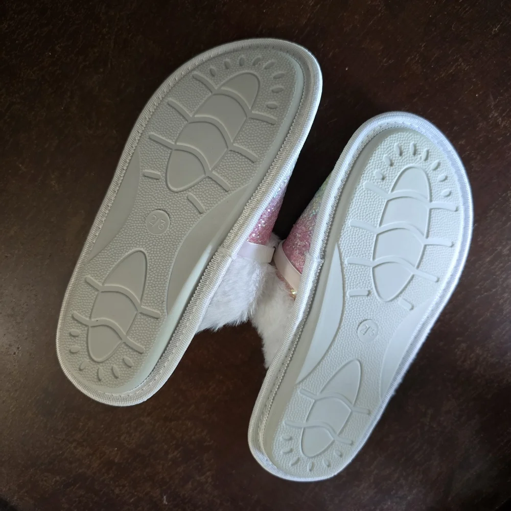 Girls NWOT Bebe Rainbow Glitter Slippers